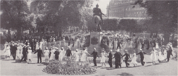 Studenter danser om hesten på Kgs. Nytorv